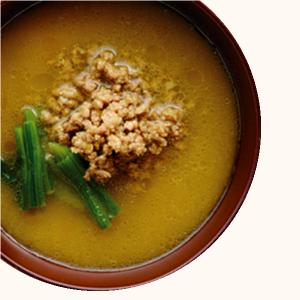 Ground Pork and Spinach Miso Soup with Curry Flavor