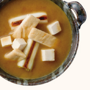 Grilled Japanese Leek and Deep-fried Tofu Curry-Flavored Miso Soup