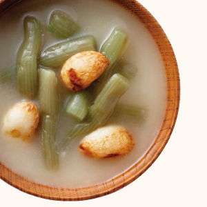 Leopard Plant and Deep-fried Garlic Miso Soup